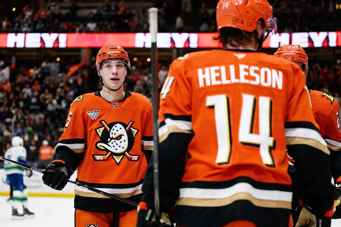 Beckett Sennecke's streak boosts Ducks as they welcome Mammoth