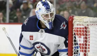 Blackhawks goalie officially given green light to pursue trade out of Chicago