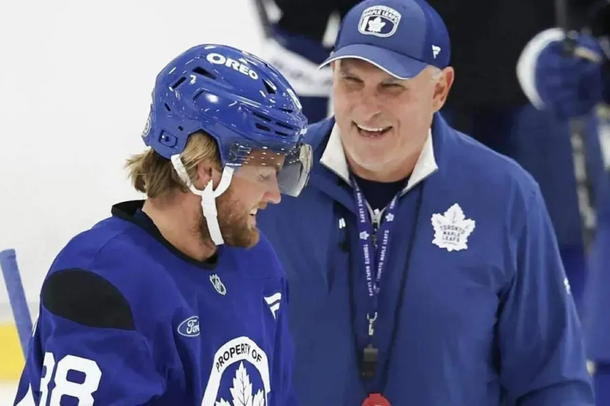William Nylander was caught drawing up a play with Craig Berube, and the clip says a lot