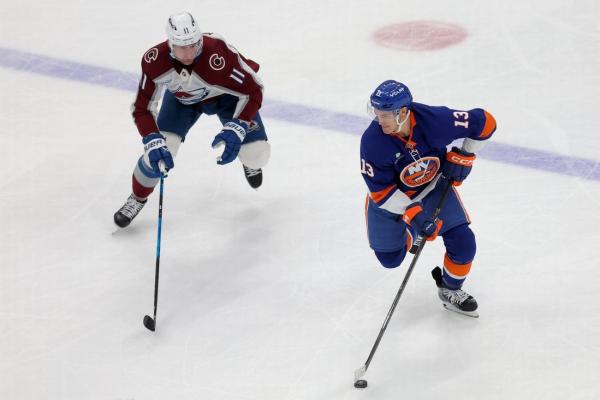 Islanders pile up goals to halt Avalanche’s 17-game point streak