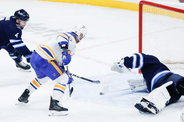 Eric Comrie (34 saves) guides Jets to win over Sabres