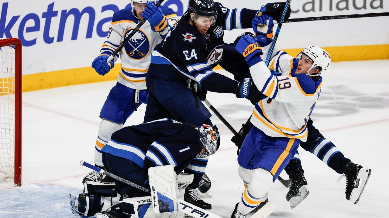 Eric Comrie makes 34 saves in Jets' 4-1 victory over the Sabres