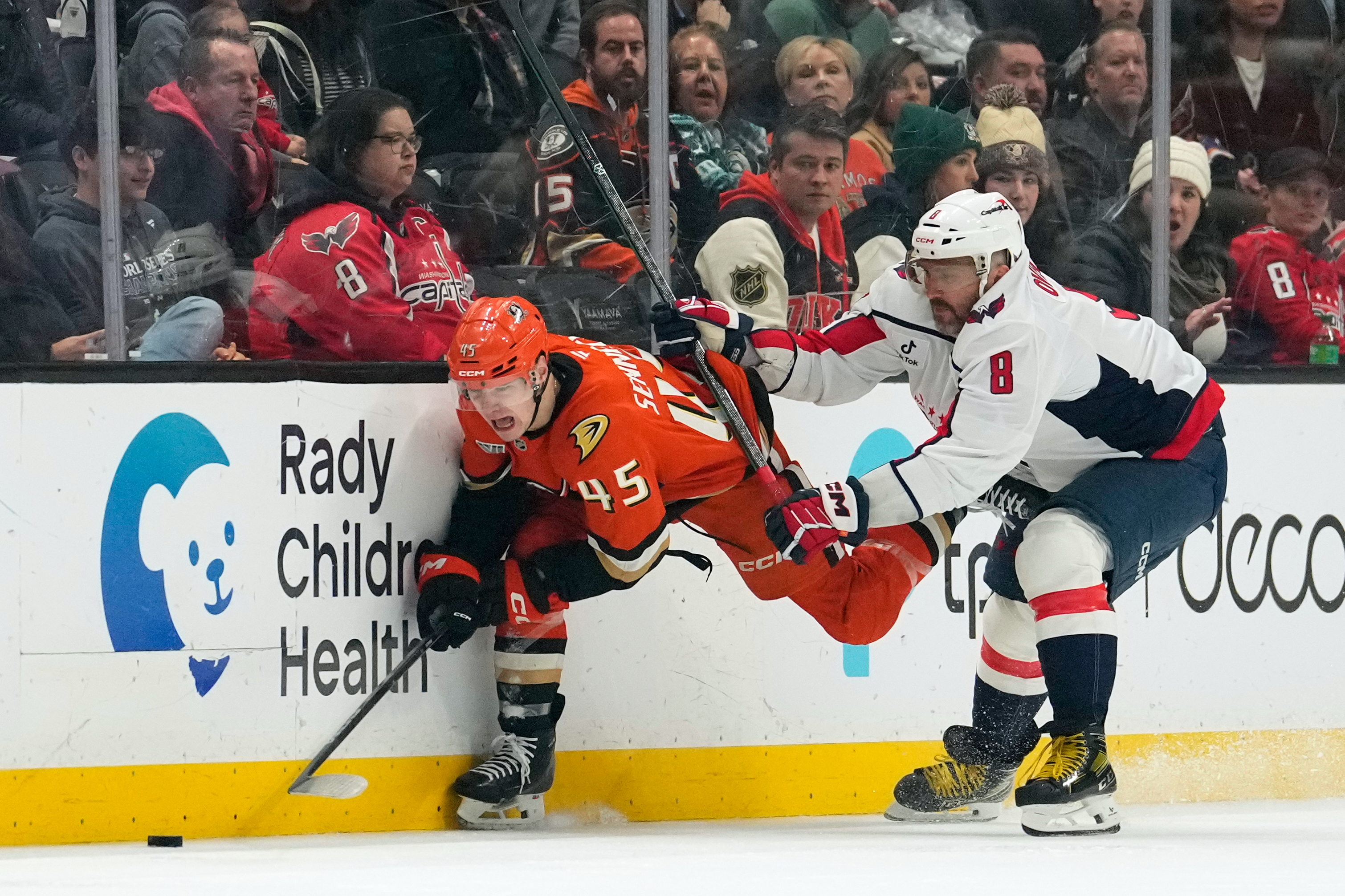 Ducks right wing Beckett Sennecke, left, and Washington Capitals left...