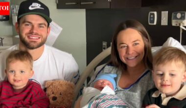 Red Wings’ Alex DeBrincat welcomes third child with wife Lyndsey while chasing Team USA dream for 2026 Olympics | NHL News