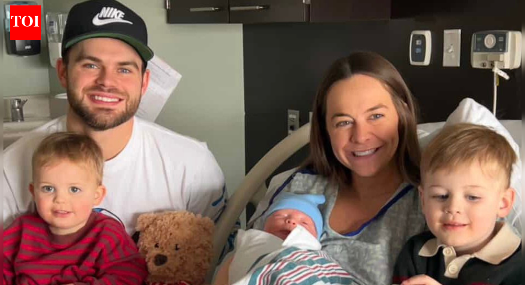 Red Wings’ Alex DeBrincat welcomes third child with wife Lyndsey while chasing Team USA dream for 2026 Olympics | NHL News