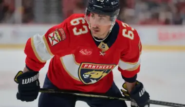 Brad Marchand hilariously sneaks into Blue Jackets power play huddle