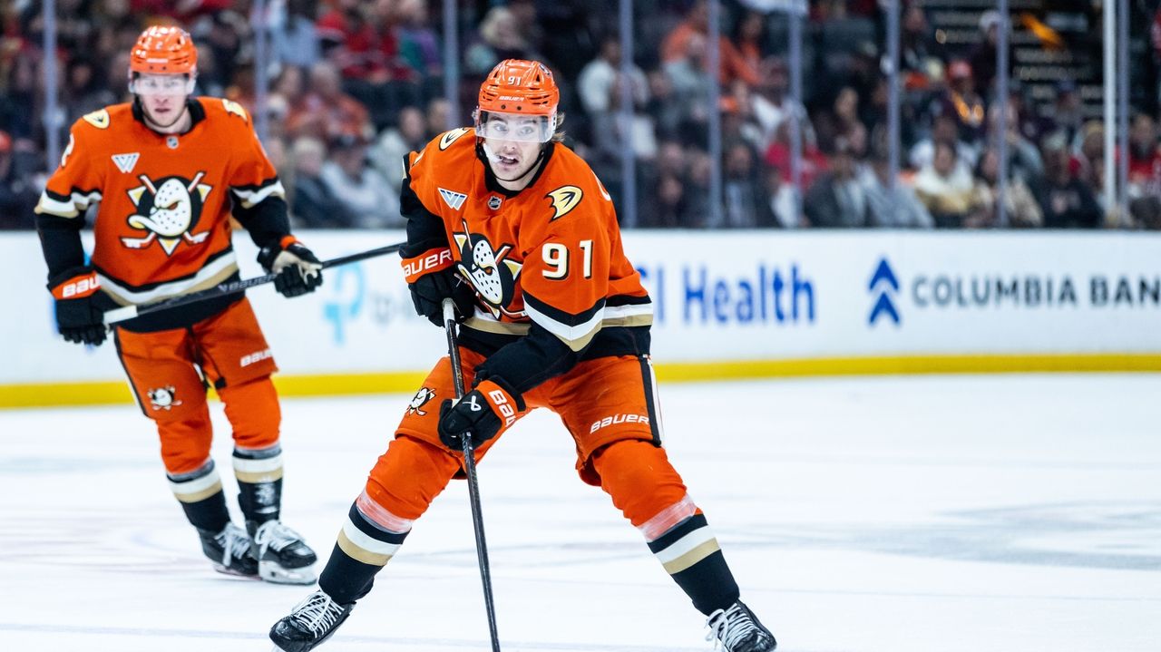 Leo Carlsson, rookie Beckett Sennecke lead first-place Ducks' 7-1 rout of road-weary Blackhawks