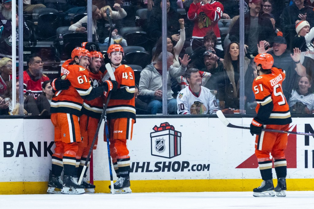 Ducks blow past Blackhawks in lopsided rout – Daily Breeze