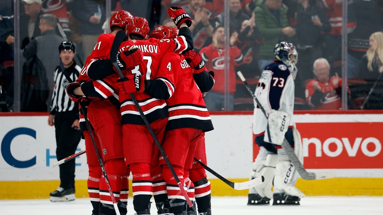 Hurricanes scored 3 goals in the third period to beat the Blue Jackets 4-1
