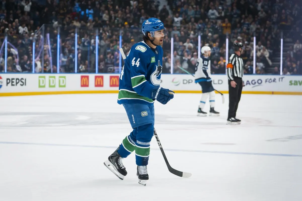 Vancouver Canucks reportedly increase their asking price for pending UFA forward Kiefer Sherwood