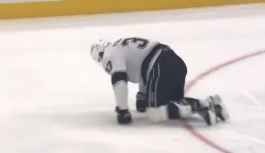 Kings' Warren Foegele forced to crawl to bench after skate blade 'explodes' on the ice