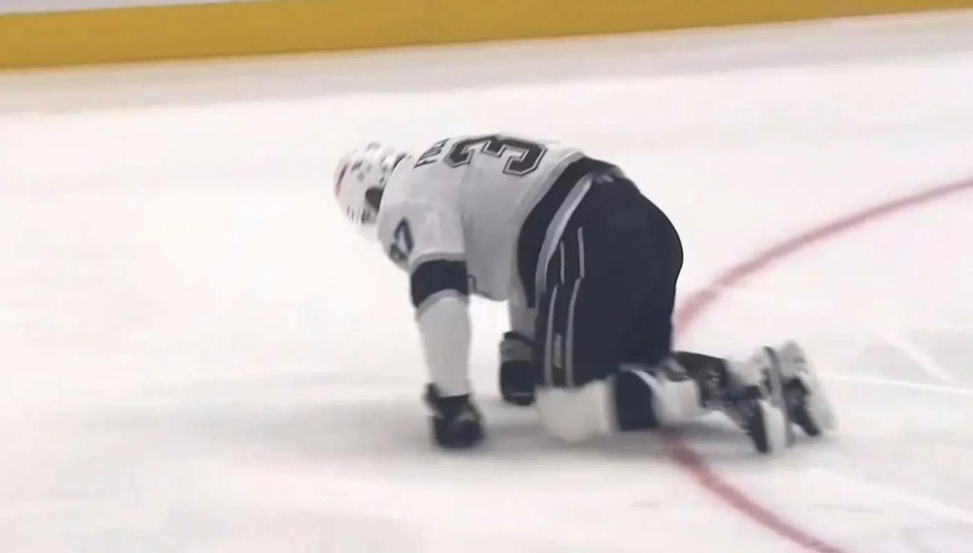 Kings' Warren Foegele forced to crawl to bench after skate blade 'explodes' on the ice