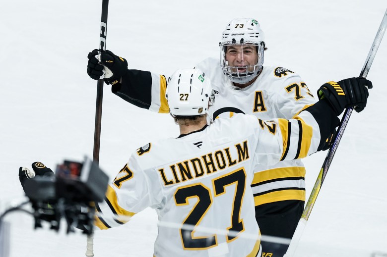 McAvoy returns, Bruins win 4th in a row