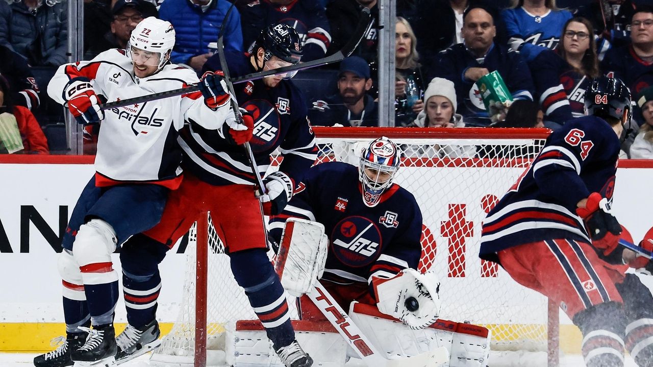Hellebuyck makes 24 saves in return from knee injury, Jets beat Capitals 5-1