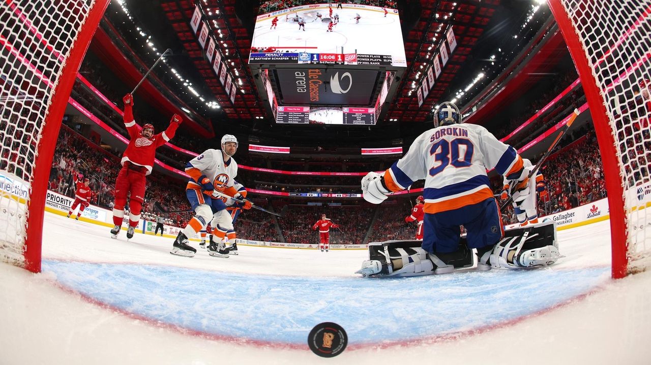 Islanders have winning streak snapped in Detroit, late penalty costly
