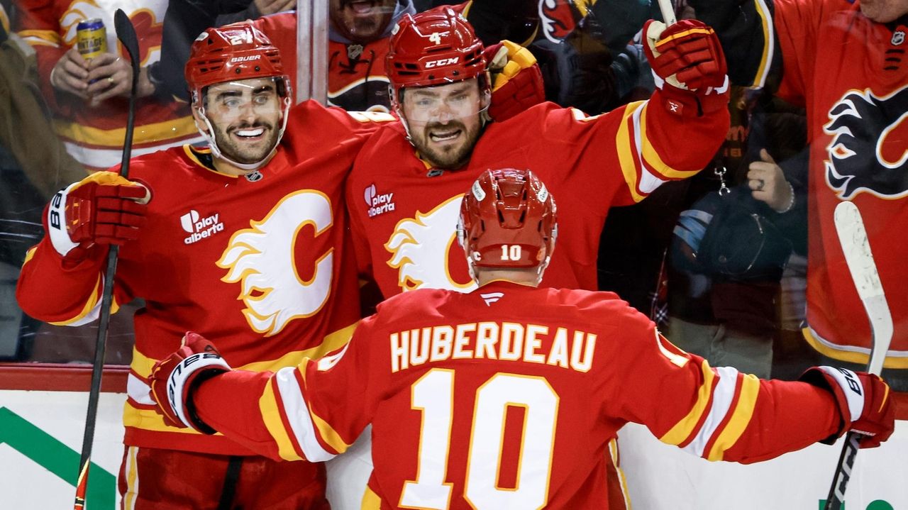 Backlund scores twice as Flames use 3-goal 3rd period to beat Kraken 4-2