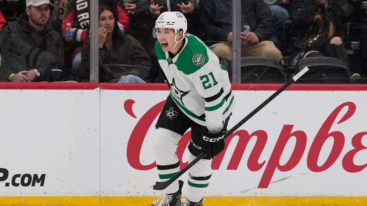 Robertson has 2 goals and assist as Stars beat Ducks 8-3 for 3rd straight win