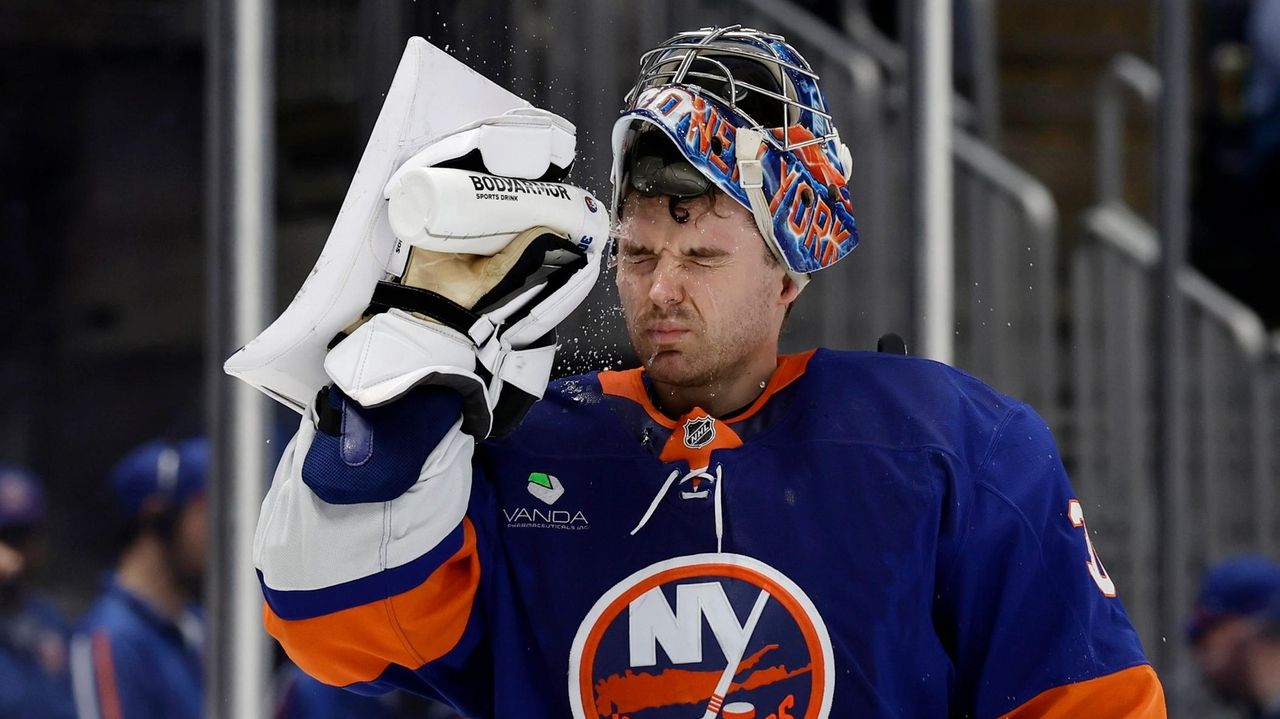 Islanders' five-game home winning streak snapped by Canucks