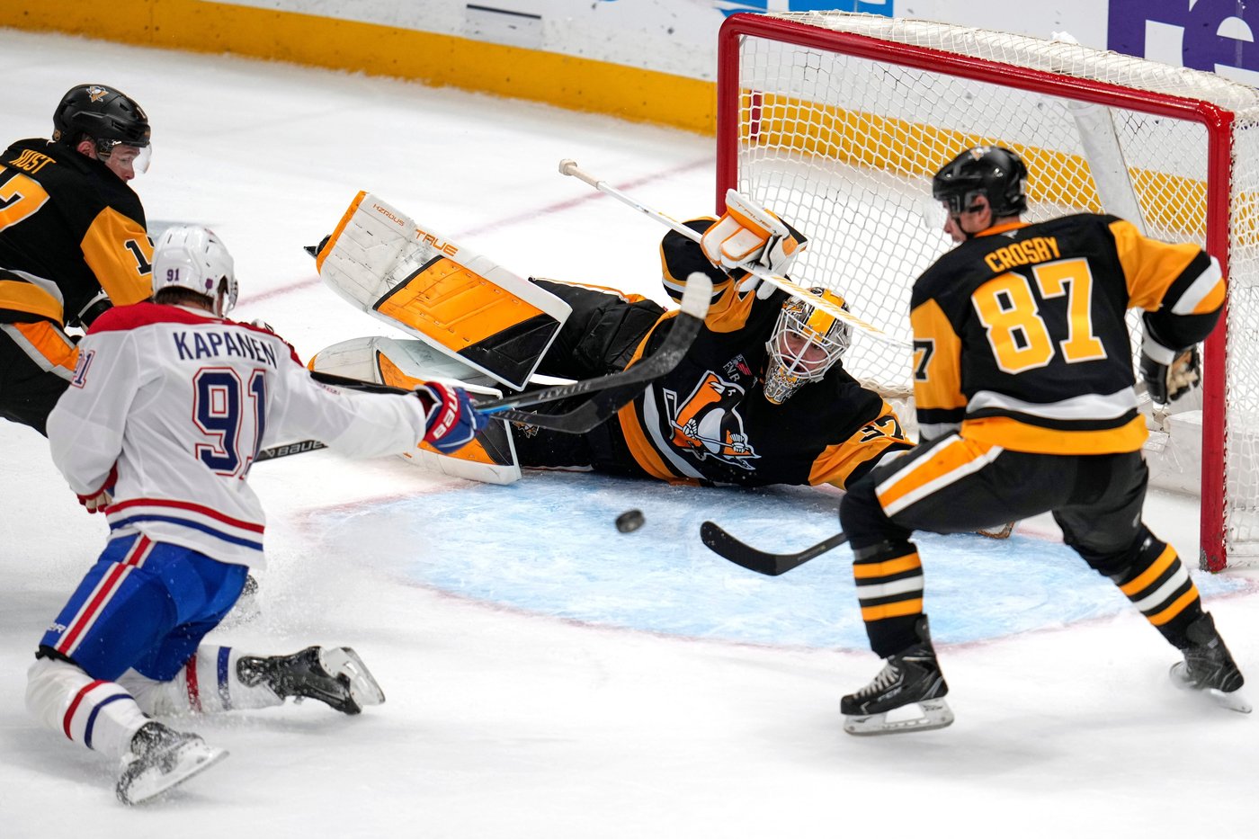 NHL roundup: Crosby makes history as Penguins edge Canadiens 4-3 in shootout