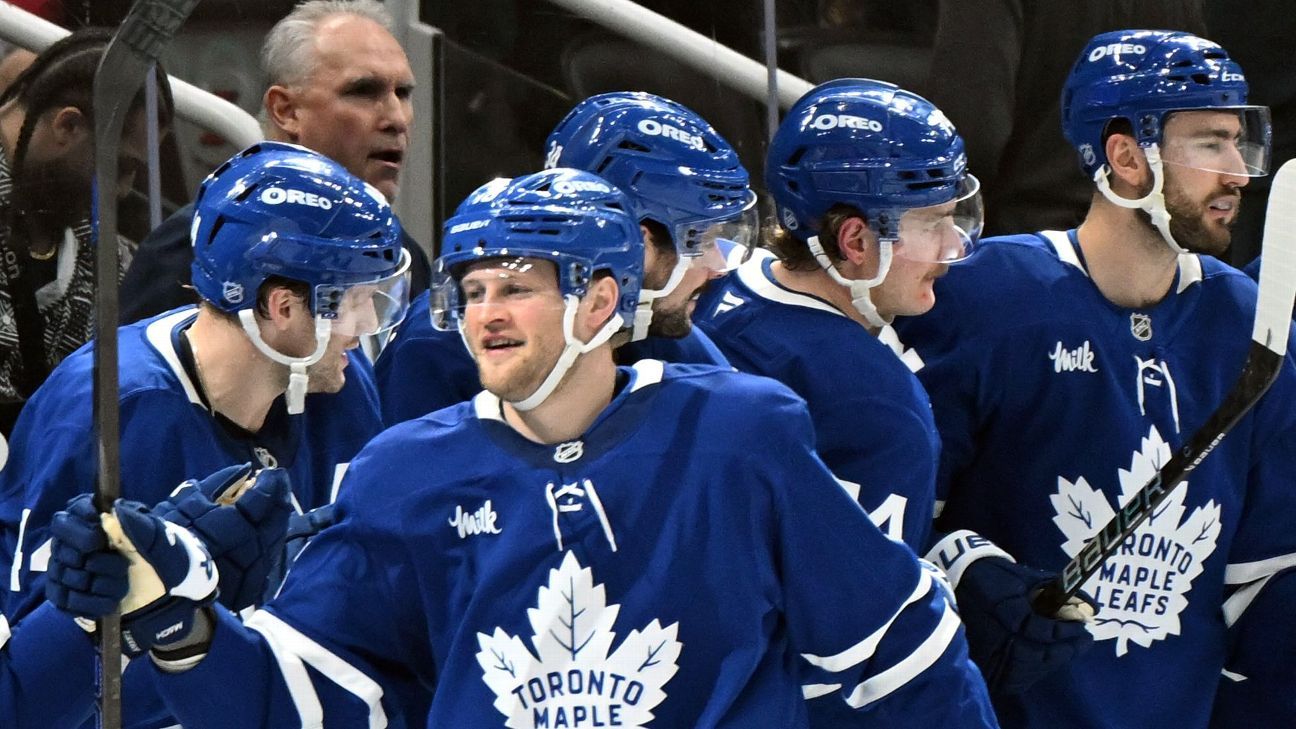 Day after coaching shakeup, Maple Leafs snap losing streak