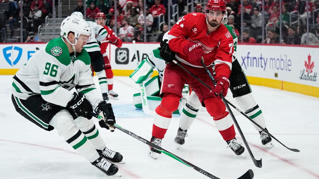 Larkin gets tying goal late in 3rd and winner in OT as Red Wings beat Stars 4-3 for 3rd straight win