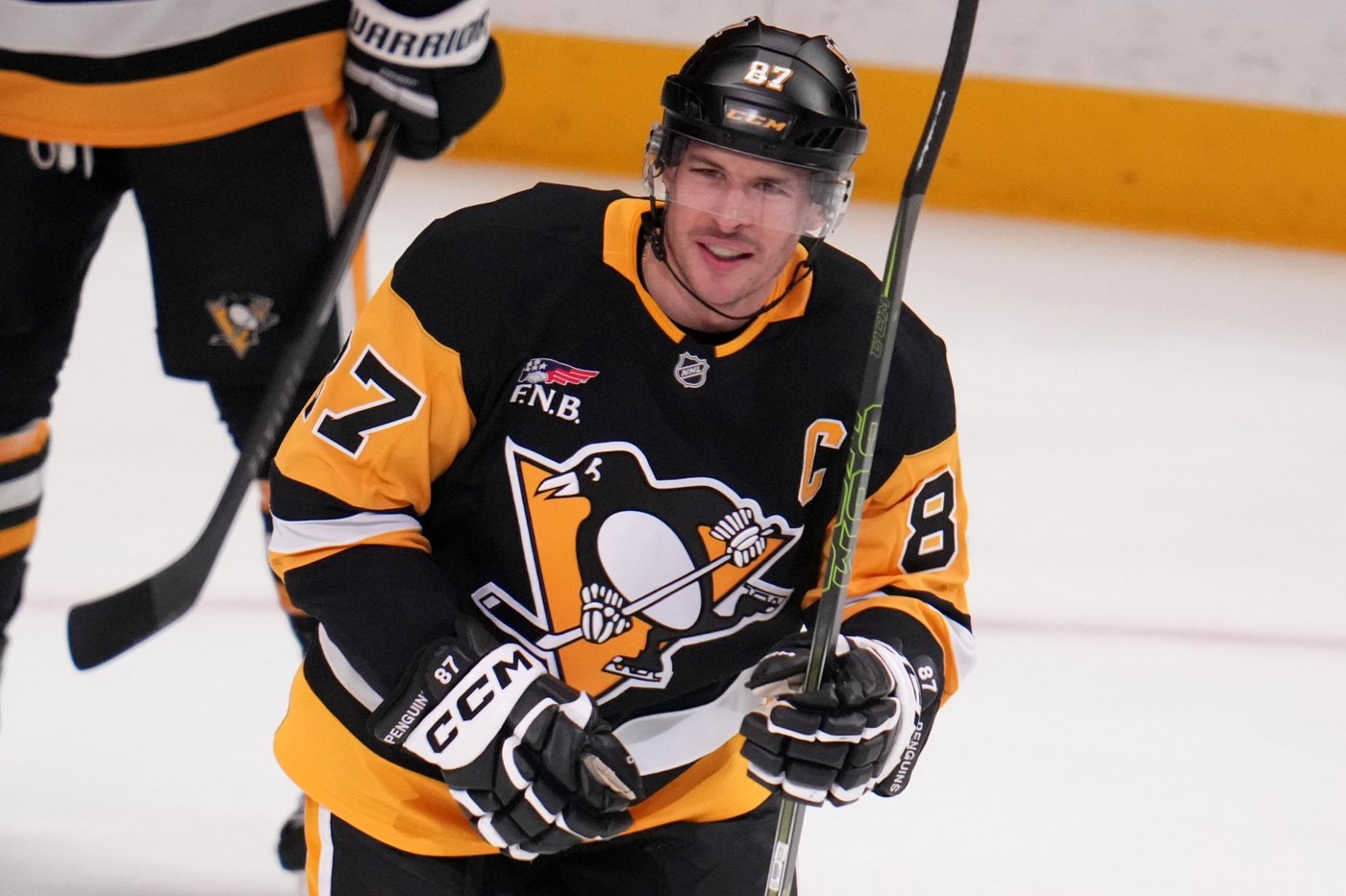 Sidney Crosby breaks Mario Lemieux’s Penguins scoring record