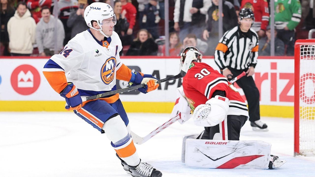 Islanders' Bo Horvat scores lone goal in shootout in Chicago