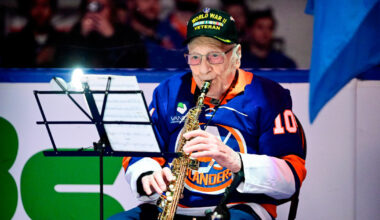 104-year-old Army veteran nails anthem performance for NHL crowd
