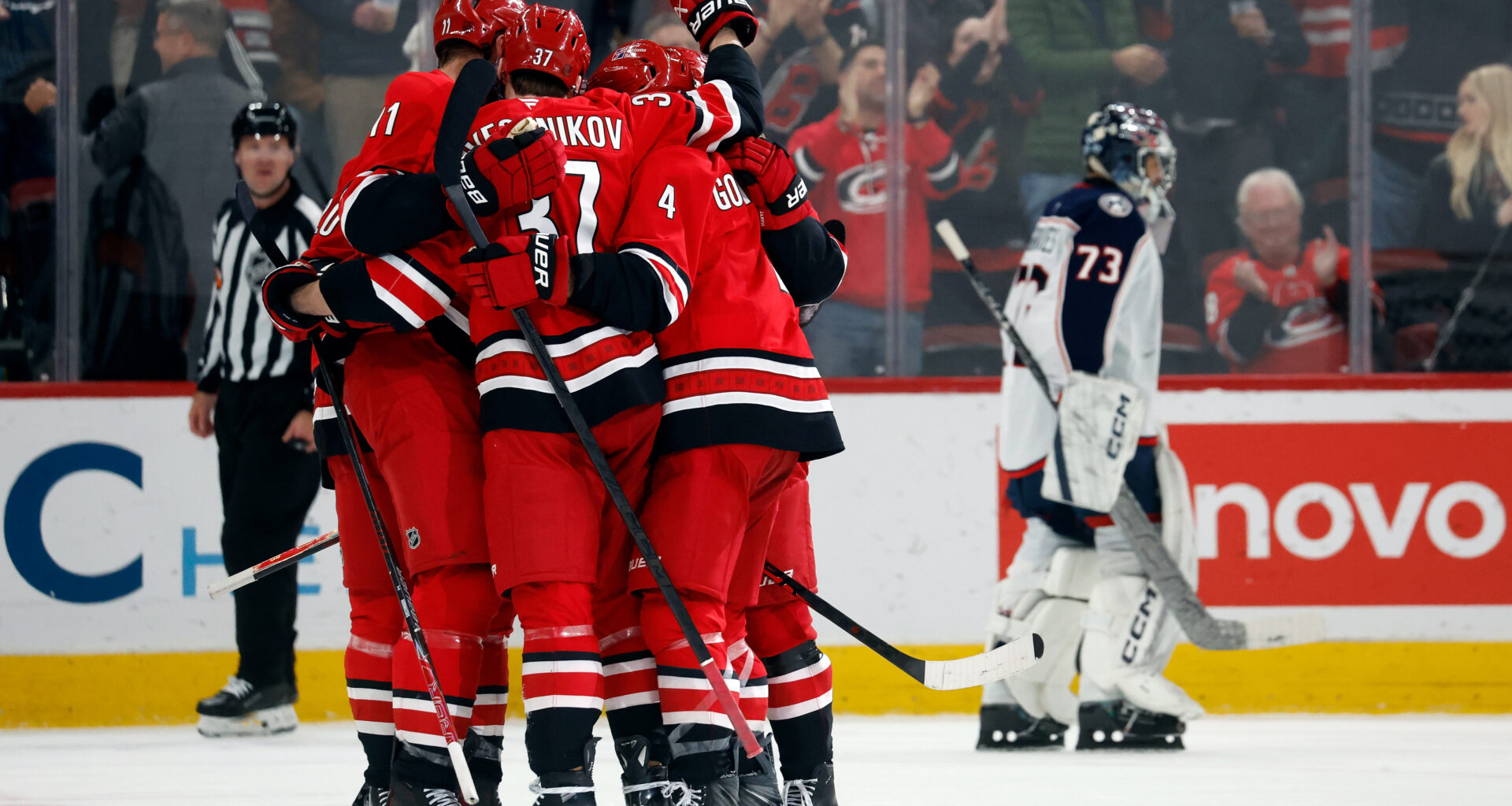 Hurricanes scored 3 goals in the third period to beat the Blue Jackets 4-1