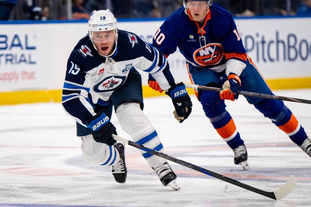 Angelina Katsanis / THE ASSOCIATED PRESS FILES
While Winnipeg Jets’ Jonathan Toews (left) said it doesn’t matter to him what line he plays on as long as he’s helping the team, the forward admitted being demoted to the fourth line was a little bit of a check to his ego.