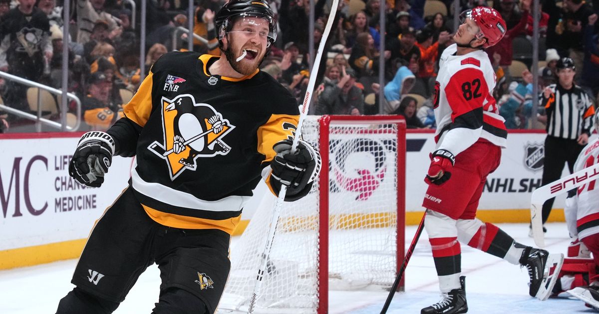 Mantha scores 2 goals to help the Penguins beat the Hurricanes 5-1 :: WRAL.com