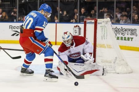 Dec 13, 2025; New York, New York, USA; Montréal Canadiens goaltender Jacob Fowler (32) defends against a shot on goal attempt from New York Rangers left wing Artemi Panarin (10) in overtime at Madison Square Garden. Dec 13, 2025; New York, New York, USA; Montréal Canadiens goaltender Jacob Fowler (32) defends against a shot on goal attempt from New York Rangers left wing Artemi Panarin (10) in overtime at Madison Square Garden.