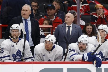 Dec 18, 2025; Washington, District of Columbia, USA; Toronto Maple Leafs head coach Craig Berube (L) and assistant coach Derek Lalonde (R) look on from behind the bench against the Washington Capitals during the second period at Capital One Arena