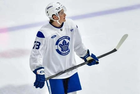 Toronto Maple Leafs prospect Tyler Hopkins practicing at the Leafs 2025 development camp