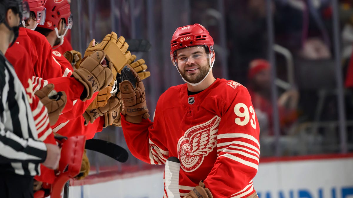 Red Wings get needed victory, skate past Bruins 5-4