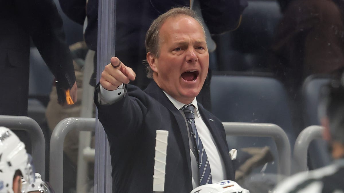 Ex-NHL ref defends hand-pass rule Lightning, Sabres coaches criticized