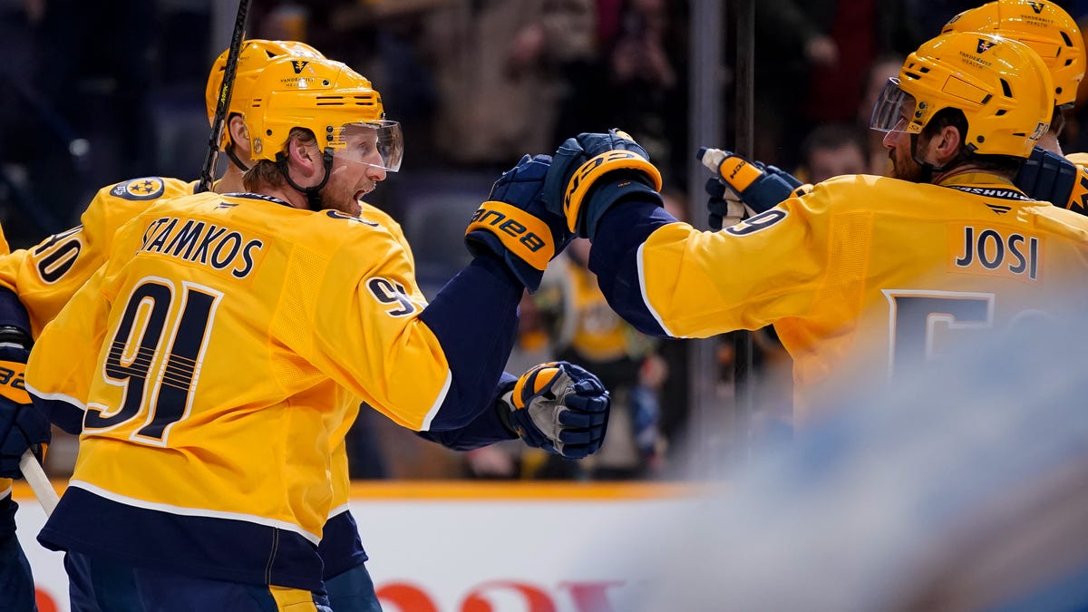Steven Stamkos ties Predators record with four goals against Blues