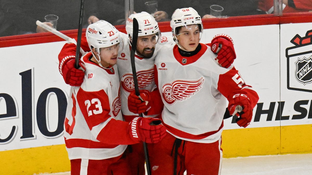 Gibson shuts out Blackhawks, Red Wings finish road trip 4-1-1