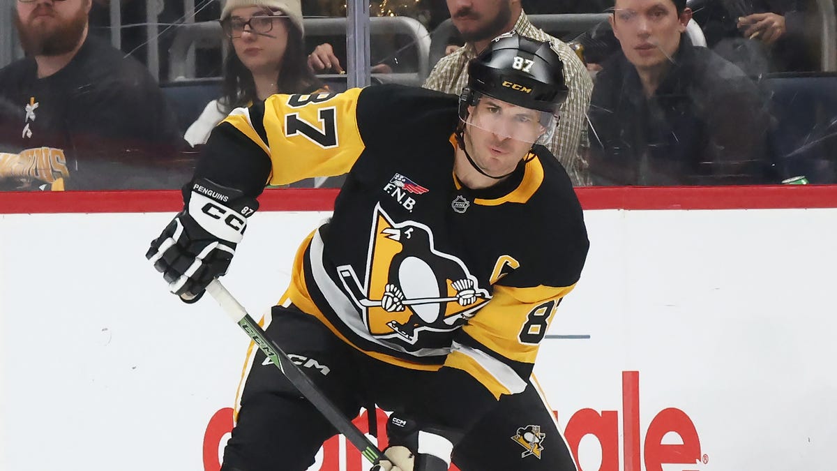 Sidney Crosby passes Mario Lemieux for Penguins' all-time points lead