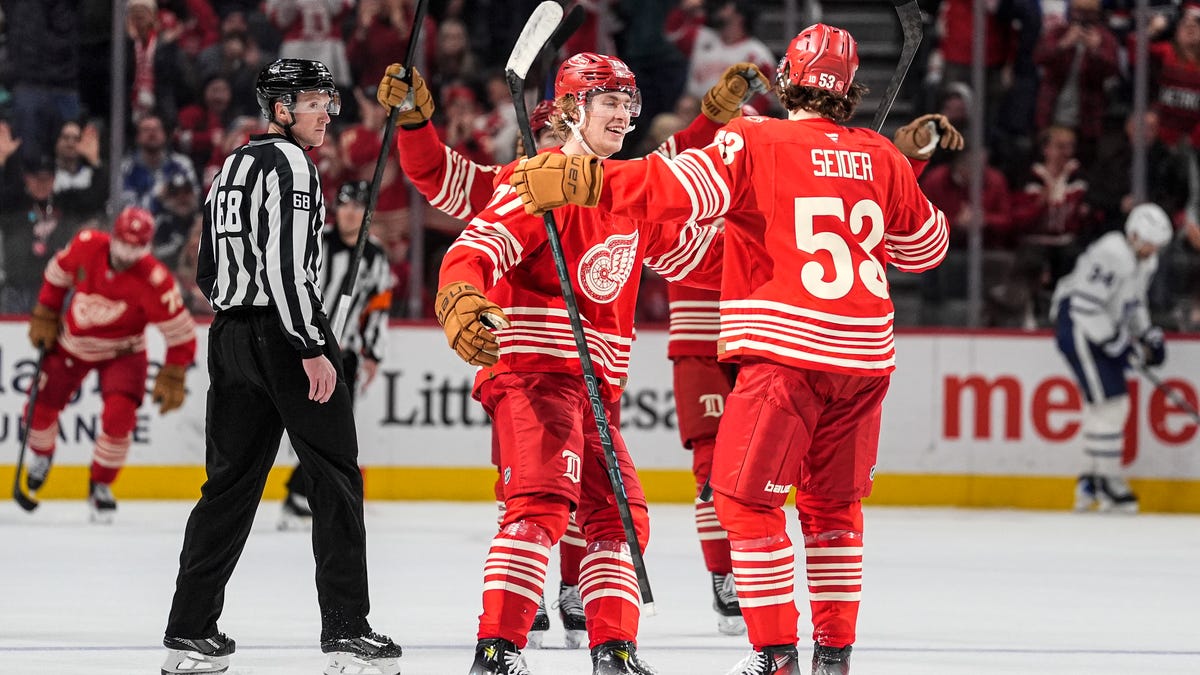 Detroit Red Wings rally twice, mash Toronto Maple Leafs, 3-2, in OT