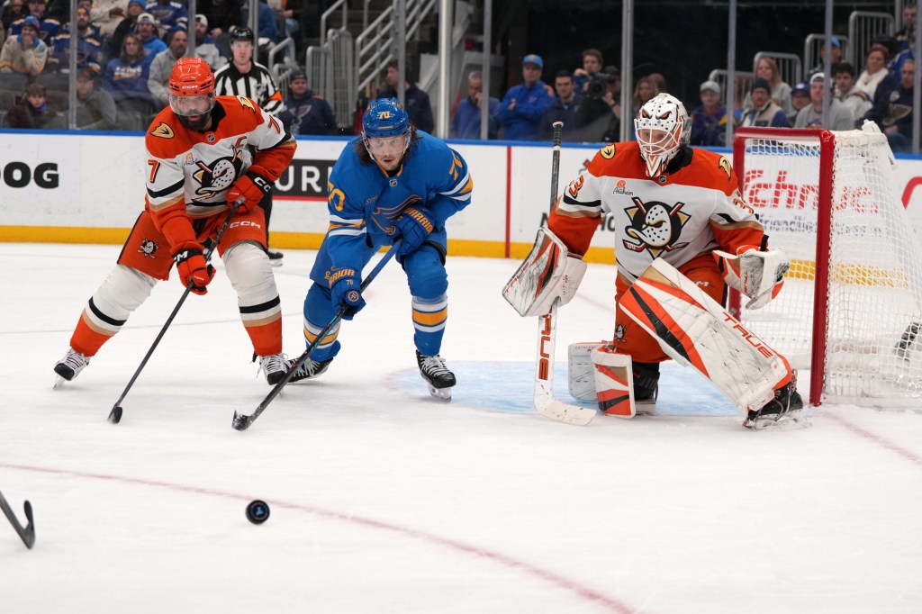 Ducks start strong, cruise past Blues – Orange County Register