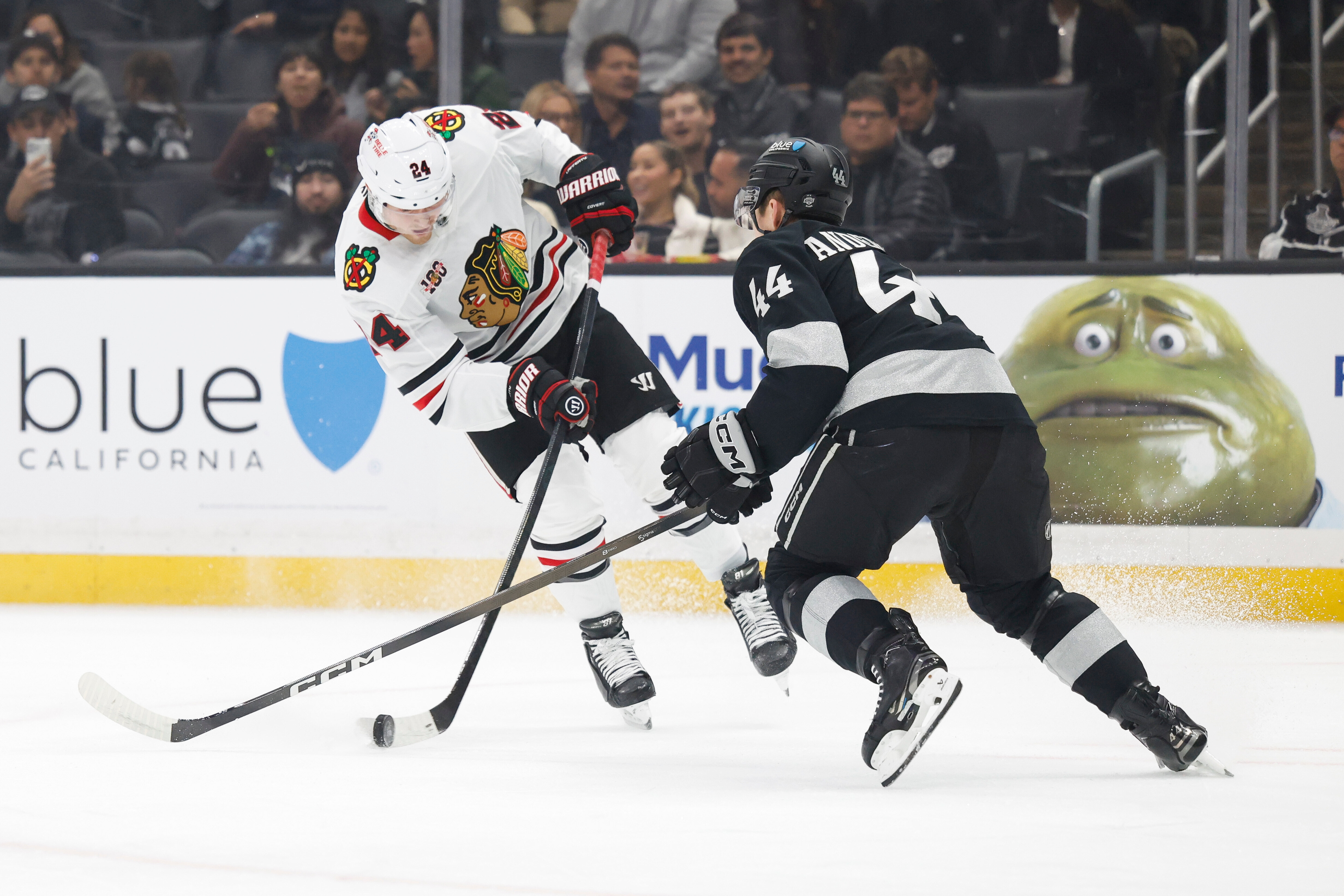 Kings defenseman Mikey Anderson (44) defends Chicago Blackhawks center Sam...