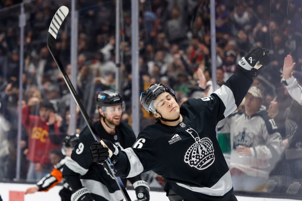 Kings hammer Blackhawks with 6-goal outburst – Orange County Register
