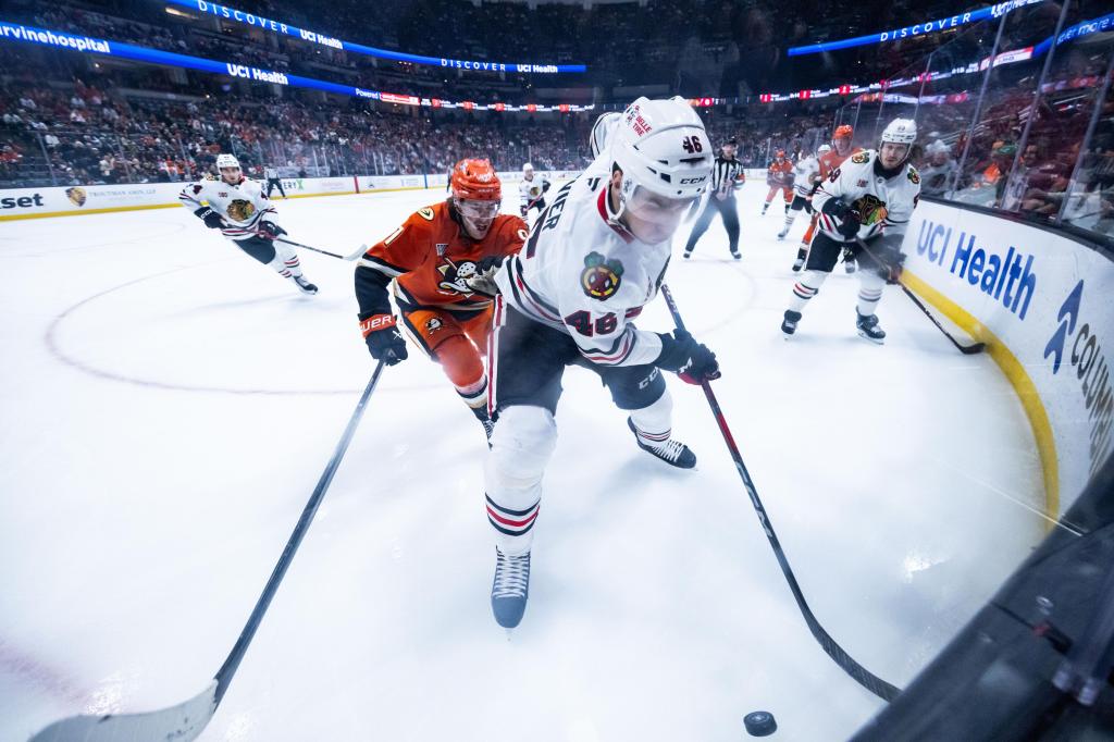 1st-place Anaheim Ducks rout the road-weary Chicago Blackhawks 7-1 – Chicago Tribune