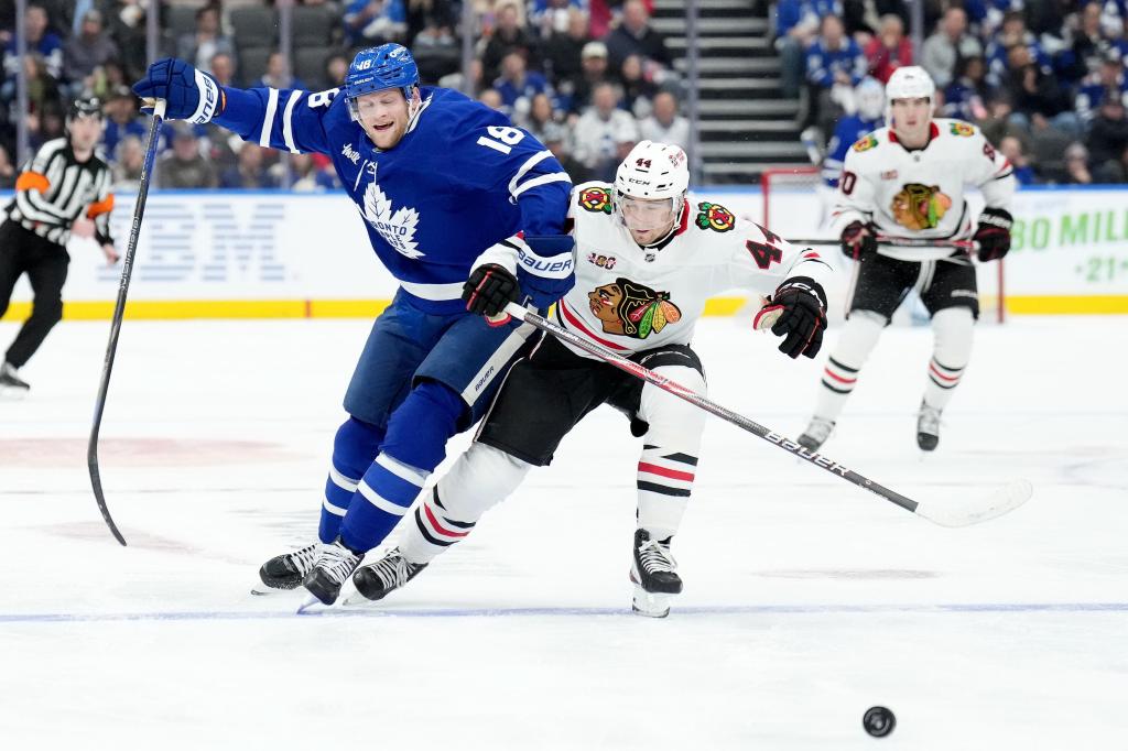 Chicago Blackhawks lose 3-2 to Toronto Maple Leafs on the road