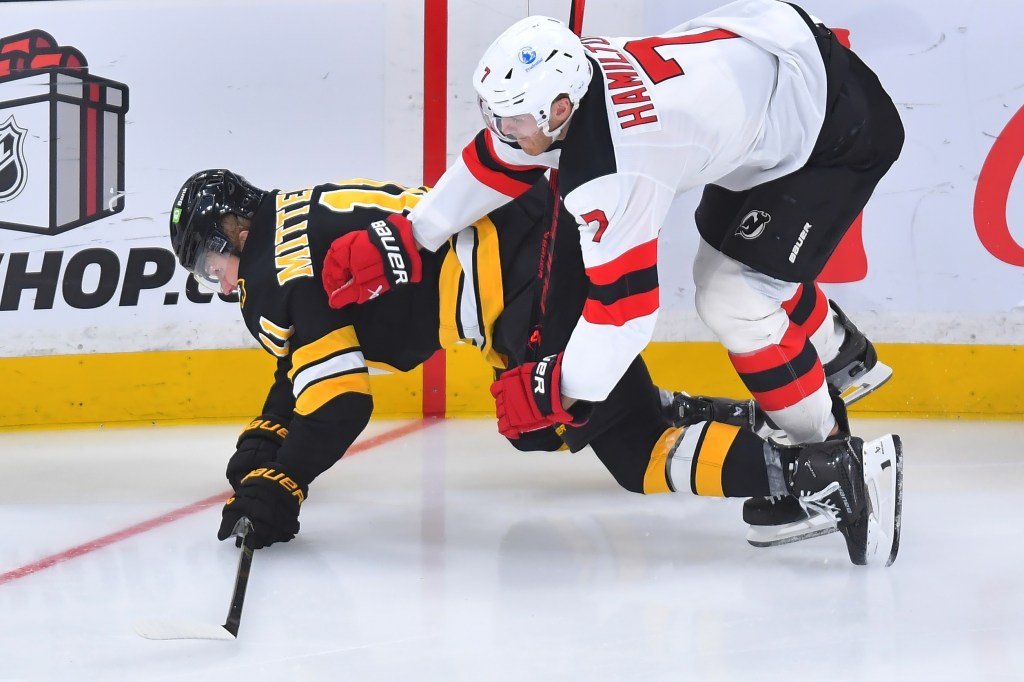 Bruins grind out 4-1 win over Devils