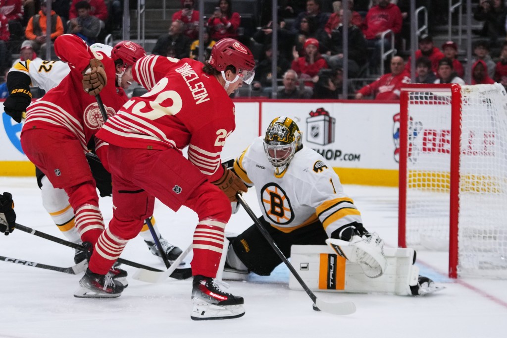 Bruins can't chase down Red Wings, lose 5-4