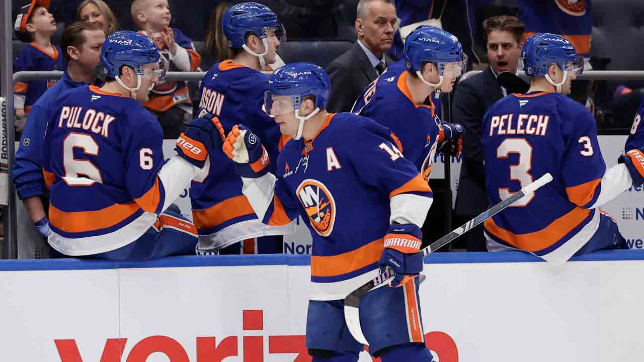 Horvat lifts Islanders to shootout victory over slumping Blackhawks