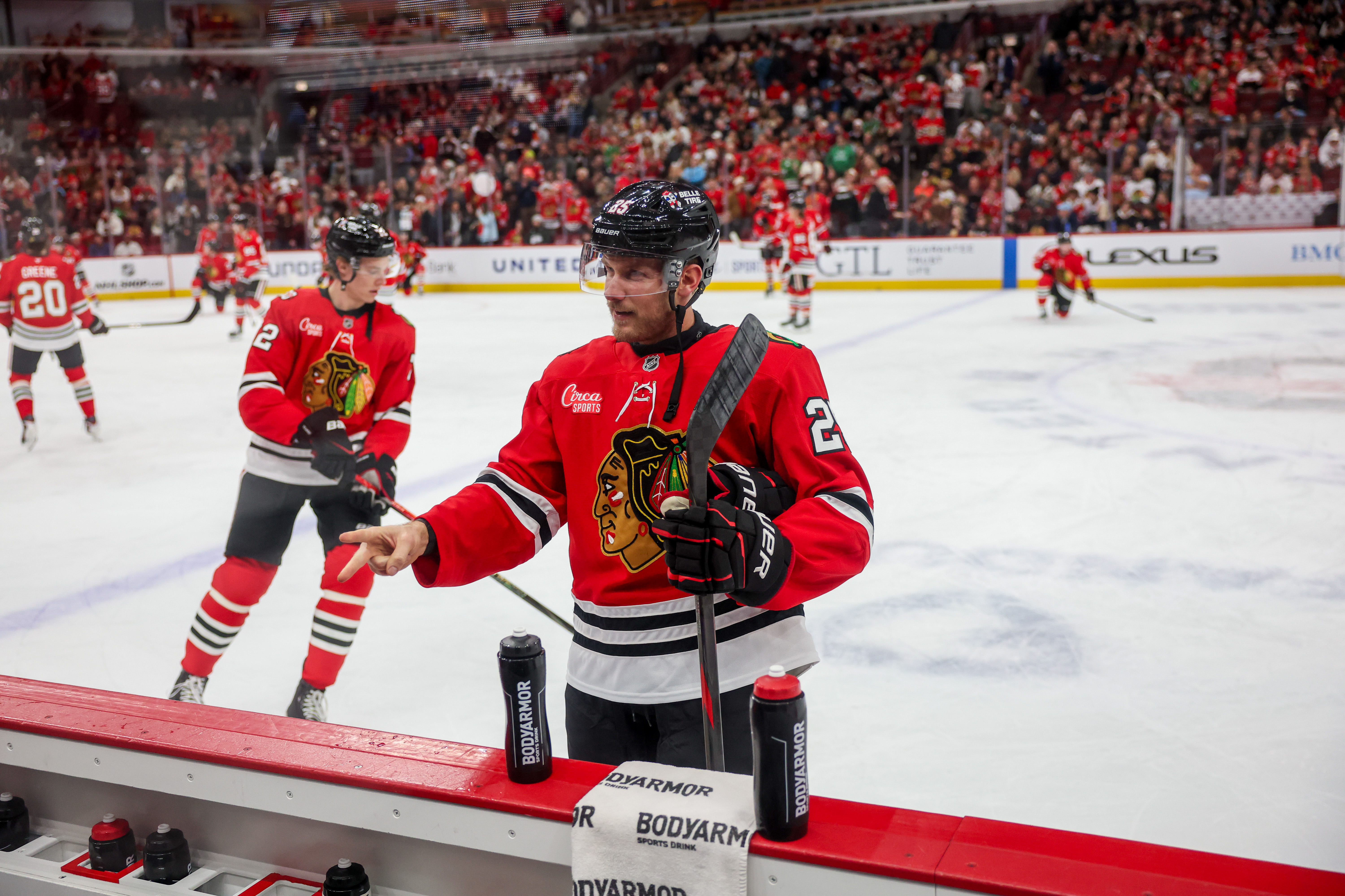 Chicago Blackhawks center Dominic Toninato (25) plays rock-paper-scissors, with a fan before playing the Philadelphia Flyers at the United Center Tuesday Dec. 23, 2025 in Chicago. (Armando L. Sanchez/Chicago Tribune)