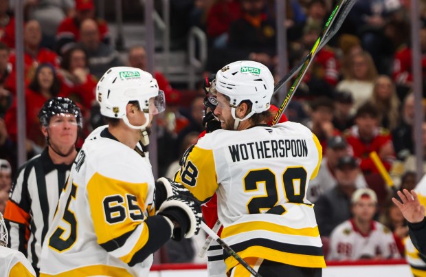 Blackhawks left wing Nick Foligno (17) fights with Pittsburgh Penguins defenseman Parker Wotherspoon (28) during the first period, Dec. 28, 2025, at the United Center. (Dominic Di Palermo/Chicago Tribune)